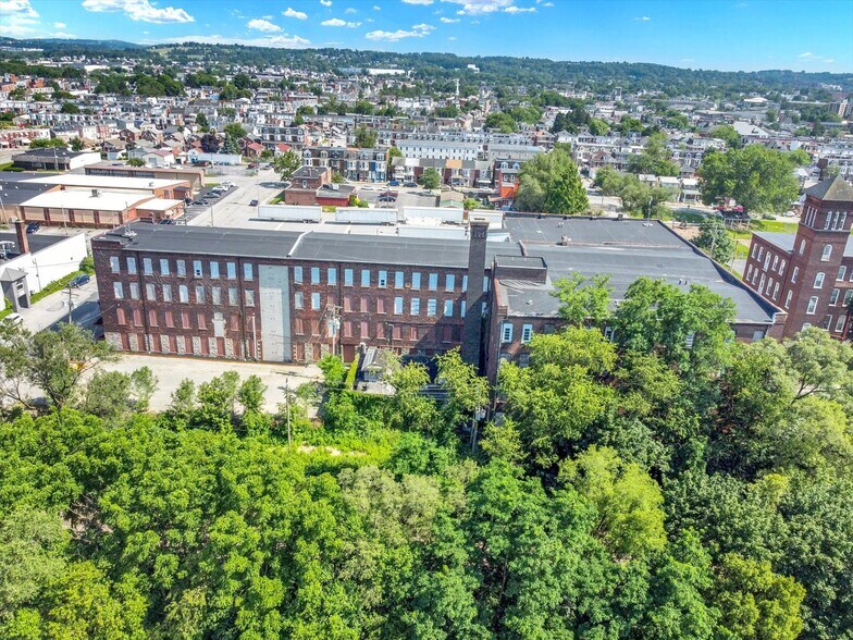 More Photos Of 701 E Hay St, York Warehouse For Lease