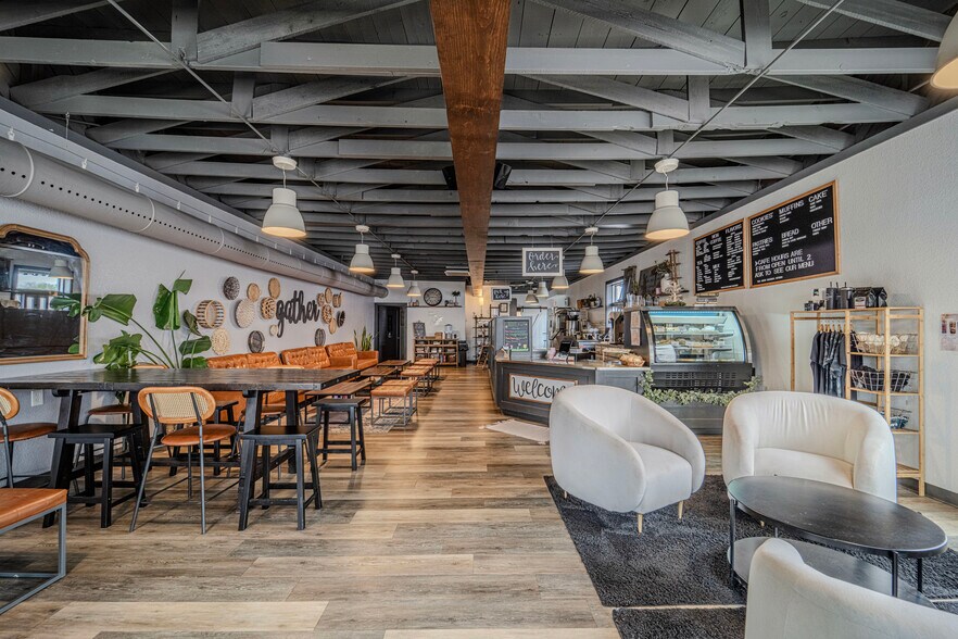 More Photos Of 109 N Main St, Seminole Restaurant For Sale