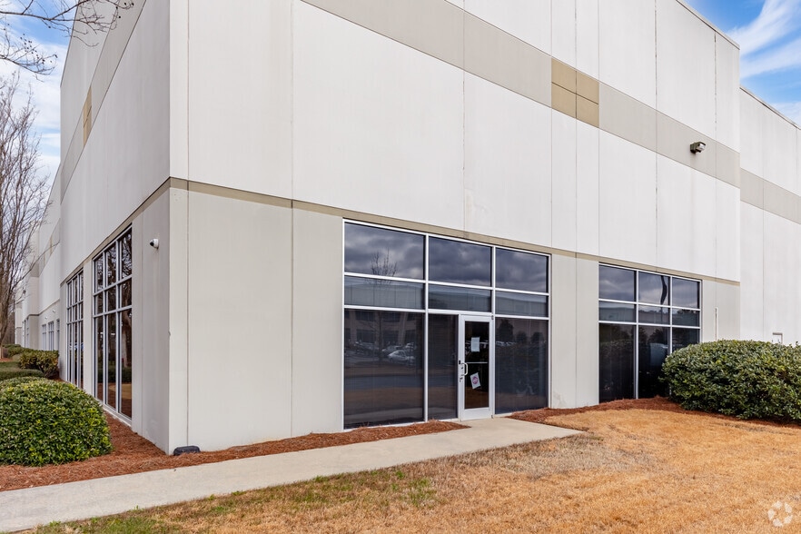 More Photos Of 3900 N Commerce Dr, Atlanta Warehouse For Lease