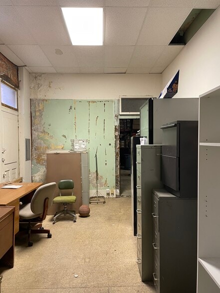 More Photos Of 26 W Broadway St, Shelbyville Office For Lease