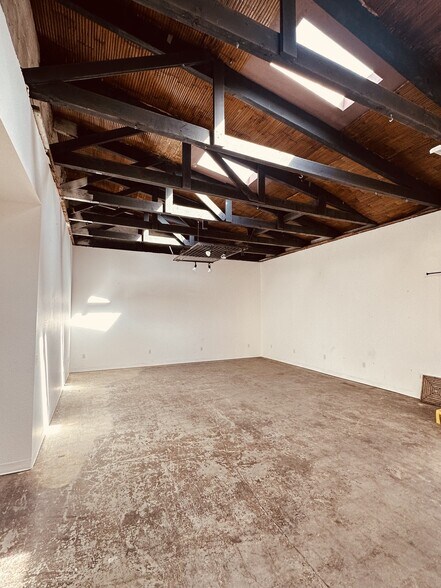 More Photos Of 3384 SE Milwaukie Ave, Portland Storefront For Sale