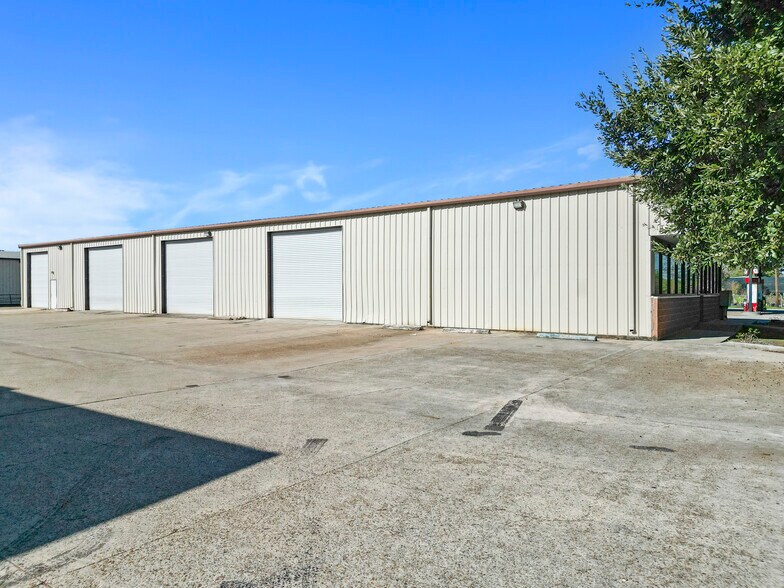 Primary Photo Of 1502 S Frazier St, Conroe Distribution For Lease
