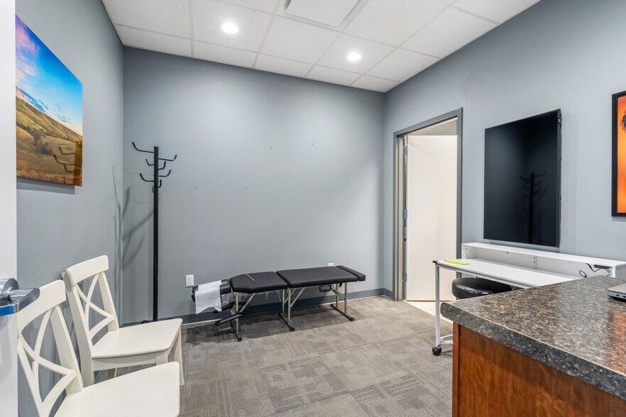 More Photos Of 809 N 3rd St, Manhattan Storefront Retail Office For Lease