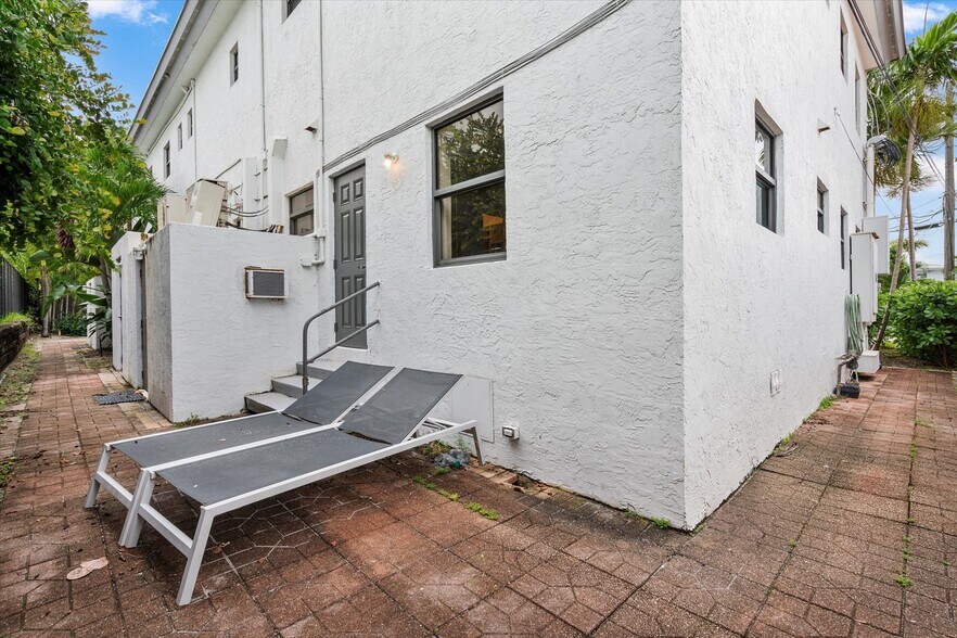 More Photos Of 333 Walnut St, Hollywood Hotel For Sale