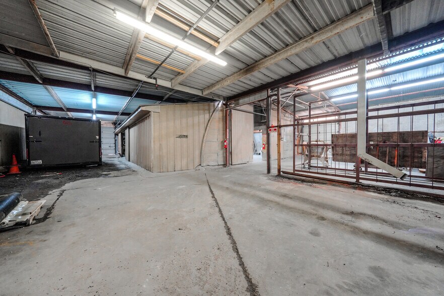 More Photos Of 6302 Saint Augustine St, Houston Manufacturing For Lease