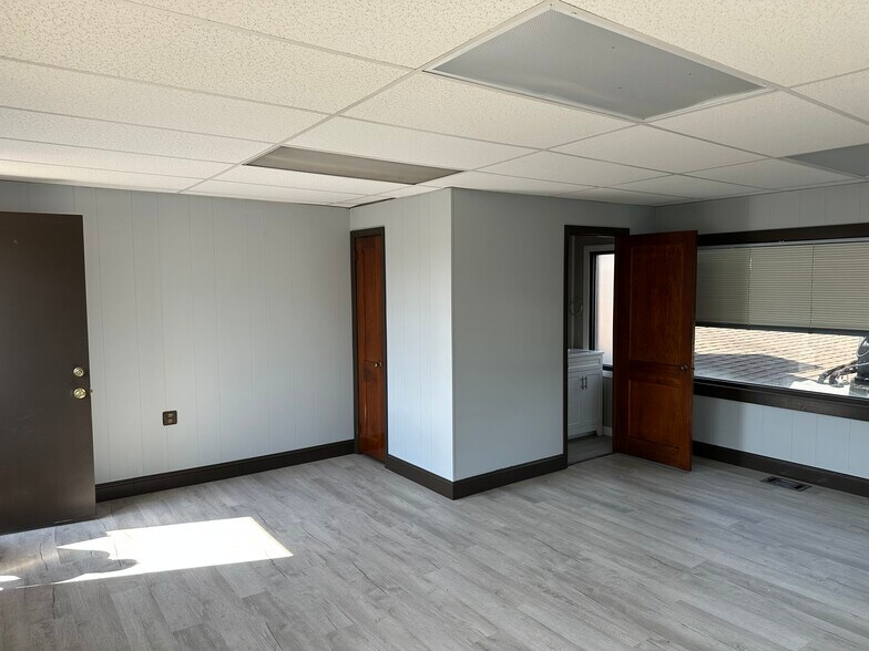 More Photos Of 123 N Bridge St, Elkton Auto Repair For Lease