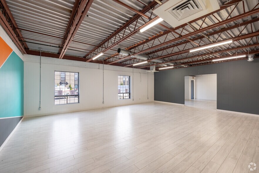 More Photos Of 3400 Boul Losch, Saint-hubert Warehouse For Lease