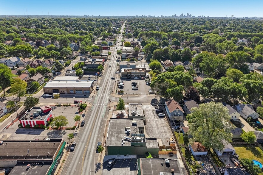 More Photos Of 6715 W North Ave, Wauwatosa Storefront For Lease