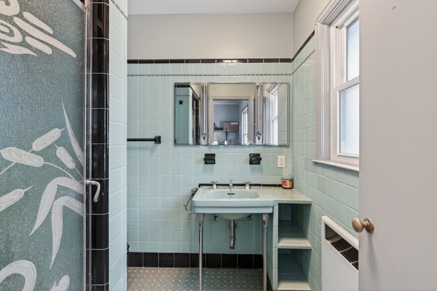 More Photos Of 111 Maiden Ln, Kingston Medical For Sale