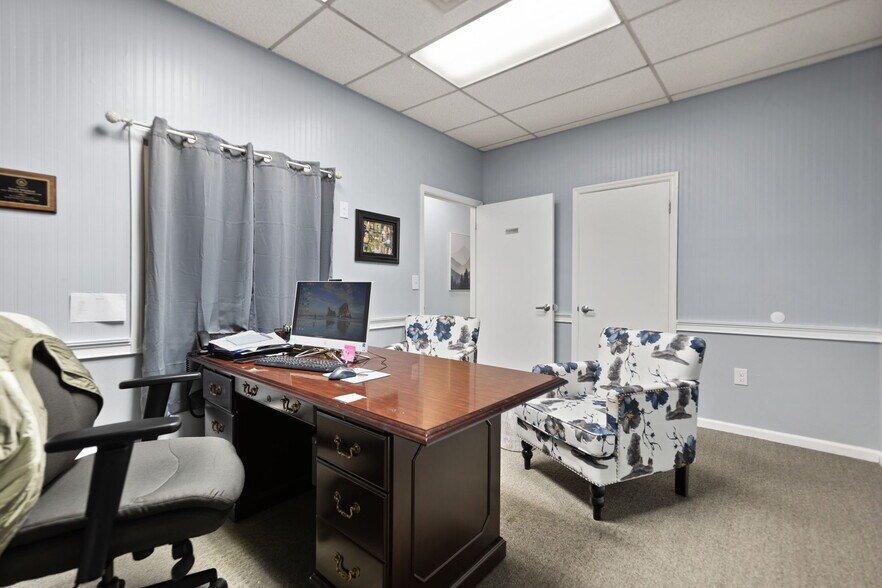 More Photos Of 725 S Main St, London Medical For Sale