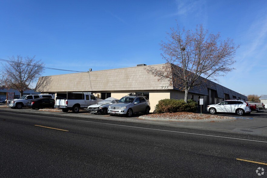 Primary Photo Of 200-202 E 37th St, Garden City Light Manufacturing For Lease