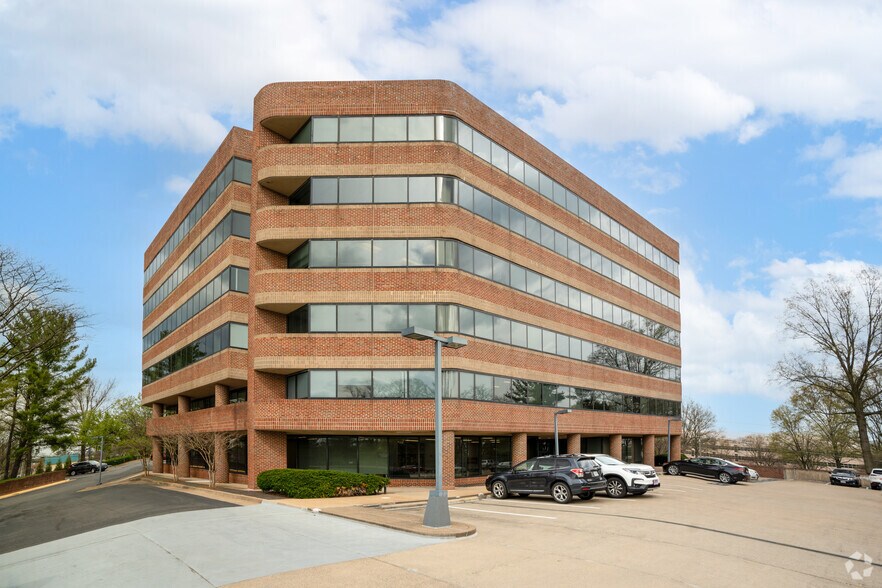 More Photos Of 3050 Chain Bridge Rd, Fairfax Office For Lease