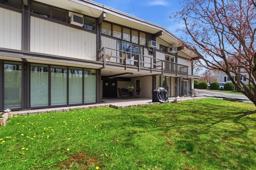 More Photos Of 40 Westchester Ave, Pound Ridge Freestanding For Sale