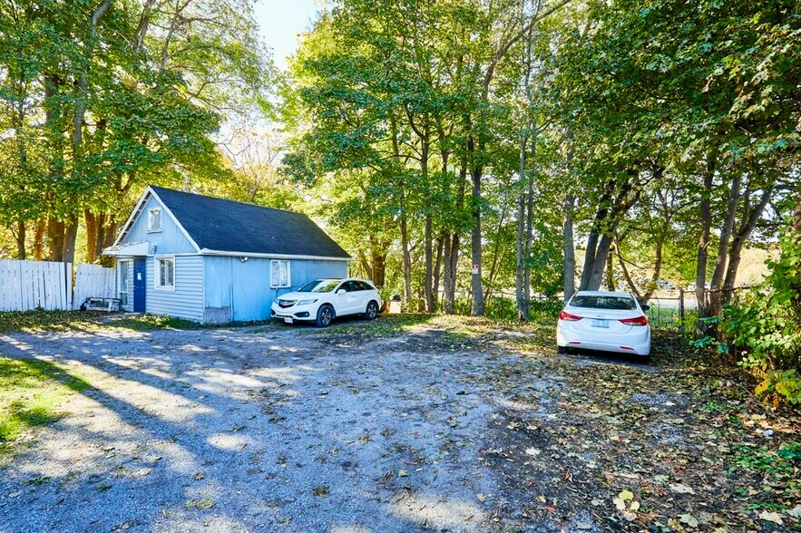 More Photos Of 562 Simcoe St S, Oshawa Storefront For Sale