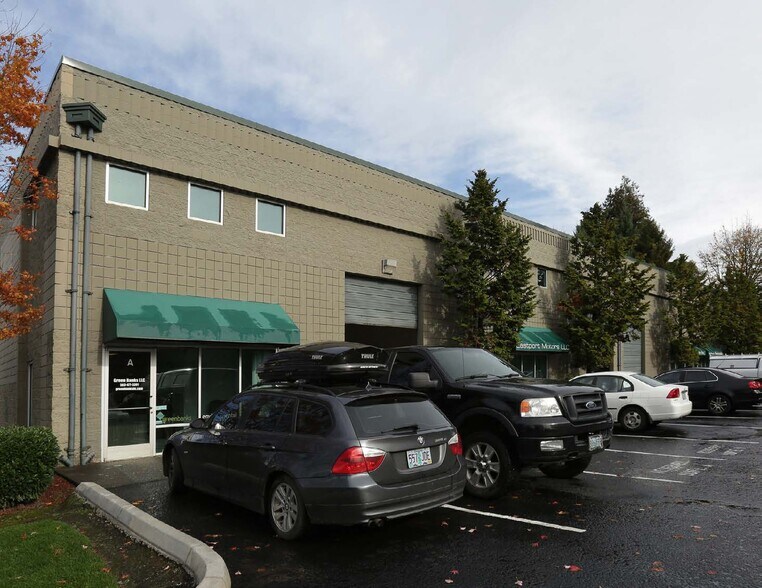 More Photos Of 14200 SE McLoughlin Blvd, Portland Showroom For Lease