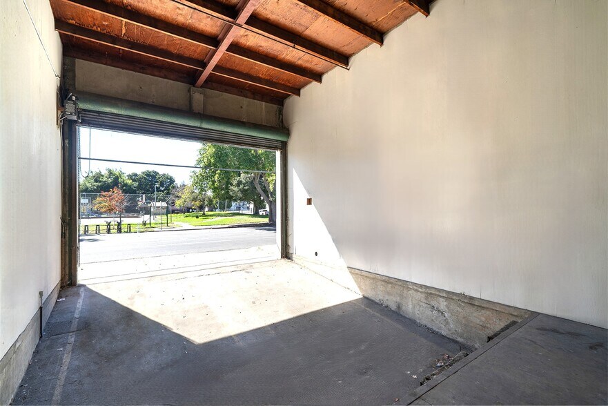 More Photos Of 1680 14th St, Oakland Warehouse For Lease