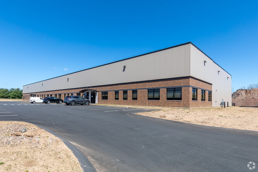 More Photos Of 111 Phoenix Crossing, Bloomfield Showroom For Lease