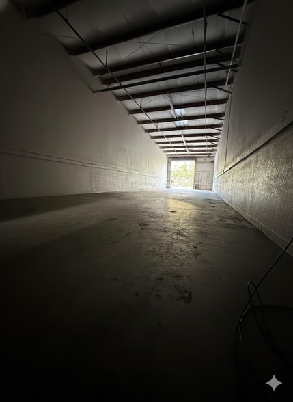 More Photos Of 4437-4451 Old Winter Garden Rd, Orlando Flex For Lease