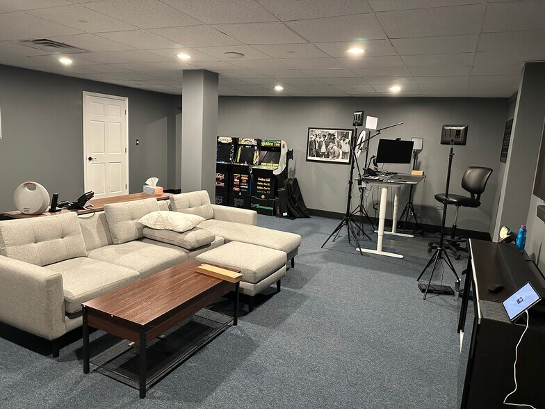 More Photos Of 9130 Otis Ave, Indianapolis Showroom For Sale