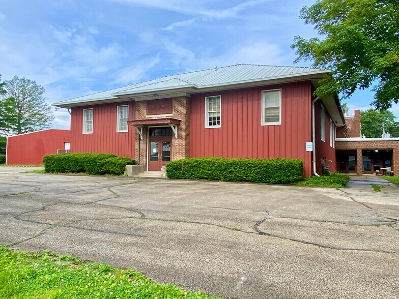 More Photos Of 205 S Main St, Seymour Office For Lease