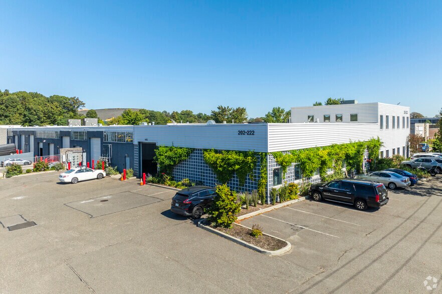 More Photos Of 202 Bethpage Sweet Hollow Rd, Old Bethpage Warehouse For Lease