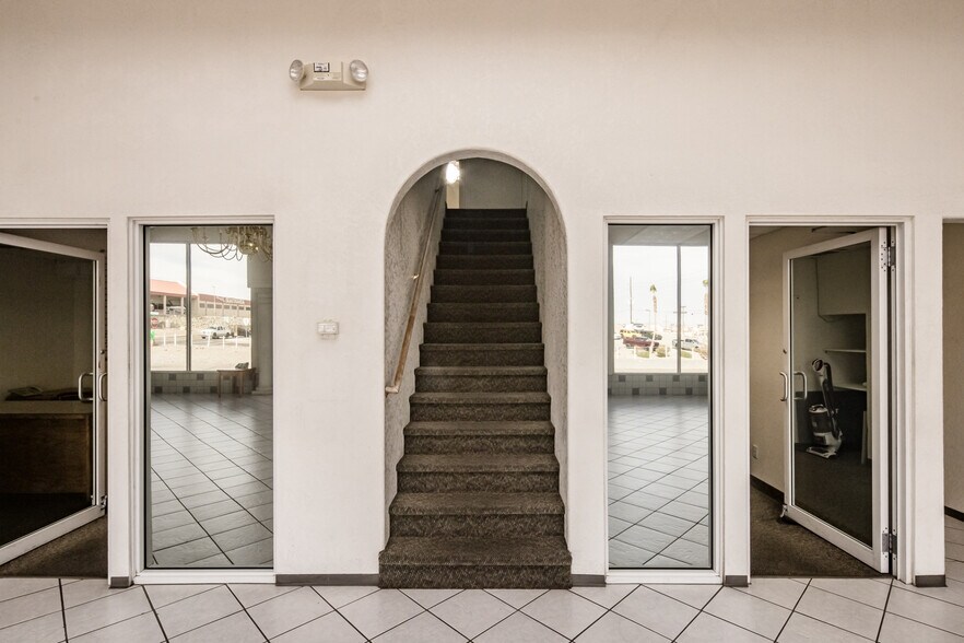 More Photos Of 951 Lake Havasu Ave N, Lake Havasu City Showroom For Lease
