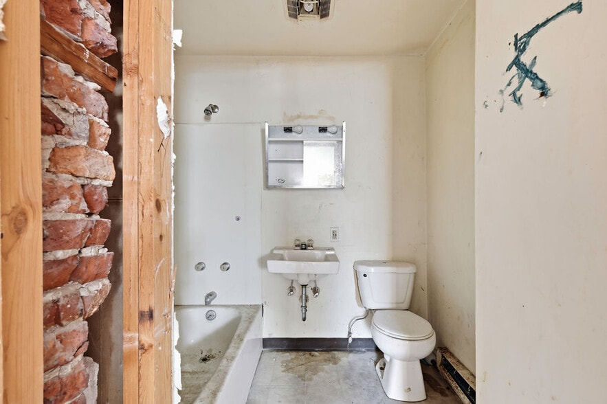 More Photos Of 121 W Broadway, Fulton Storefront Retail Residential For Sale