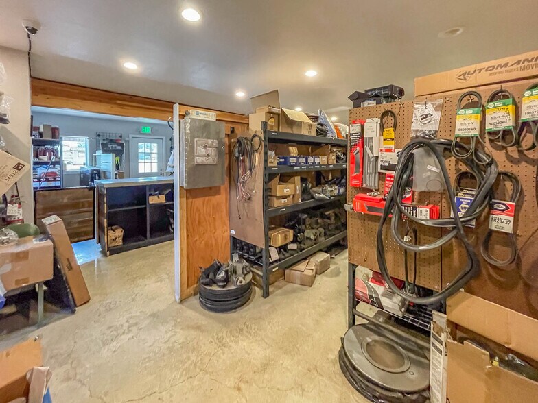 More Photos Of 1625 W Duke Rd, Sutherlin Warehouse For Sale