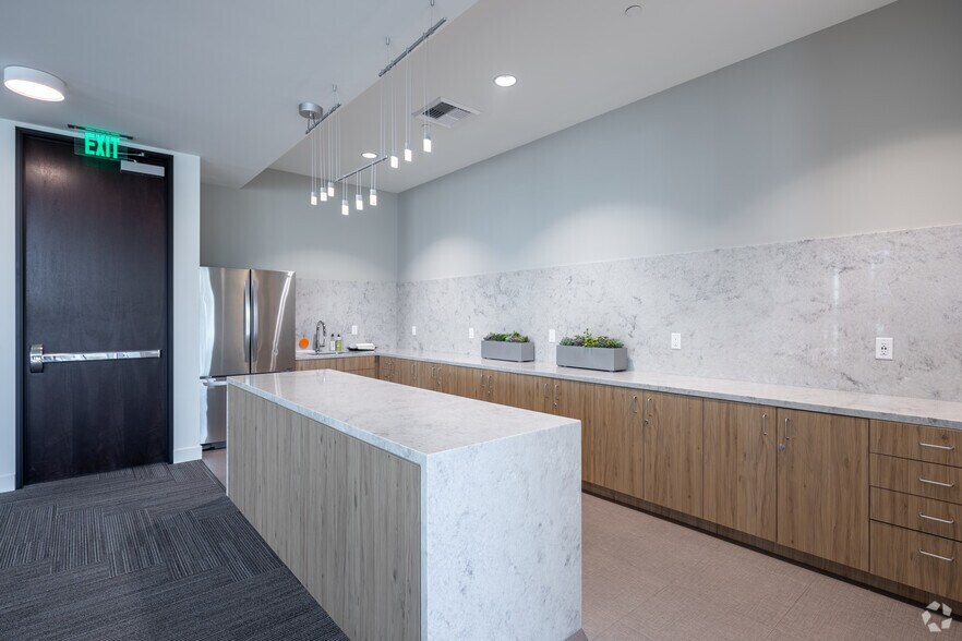 More Photos Of 100 Bayview Cir, Newport Beach Office For Lease