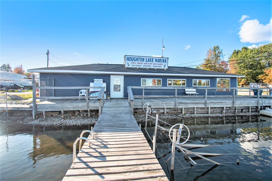 More Photos Of 13710 W Shore Dr, Houghton Lake Marina For Sale