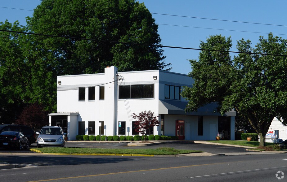 Primary Photo Of 10641 Fairfax Blvd, Fairfax Bank For Lease