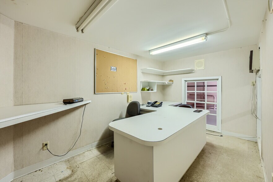 More Photos Of 2224 E Fayette St, Baltimore Warehouse For Lease