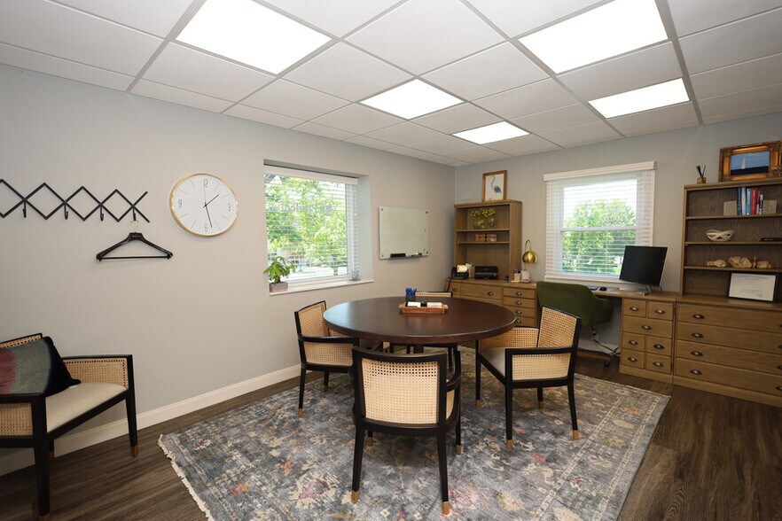 More Photos Of 235 W Franklin St, Centerville Storefront Retail Office For Lease