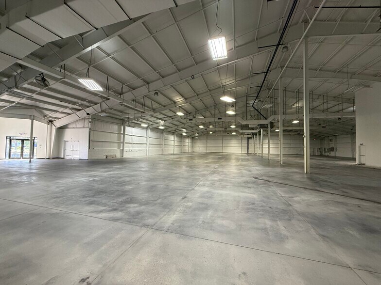More Photos Of 12180 Metro Pky, Fort Myers Distribution For Lease