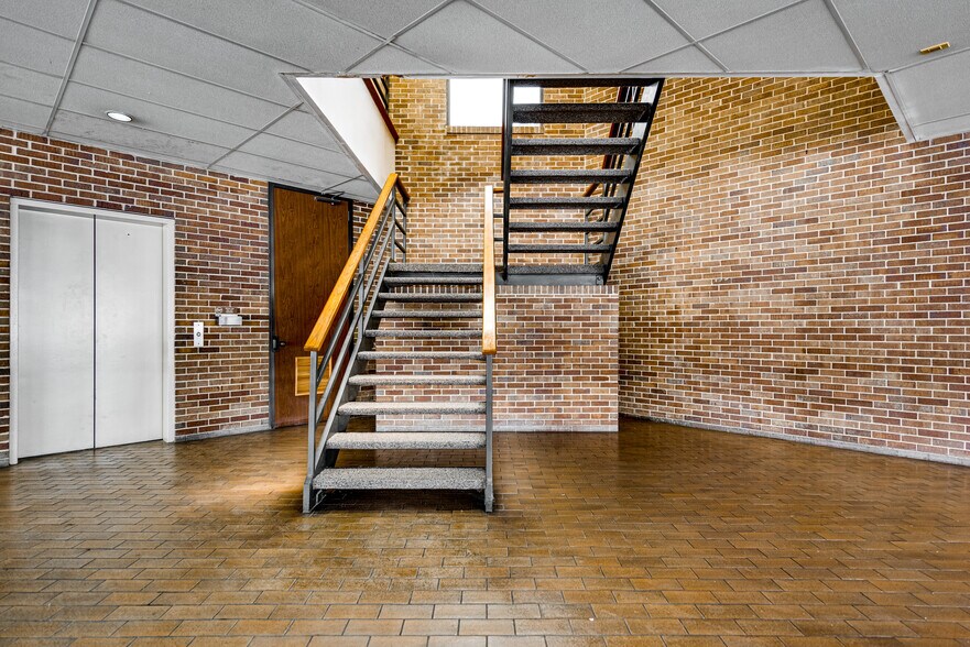 More Photos Of 4305 N Garfield St, Midland Medical For Lease