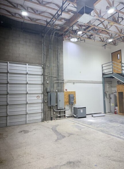 More Photos Of 15955 N Dial Blvd, Scottsdale Light Distribution For Lease