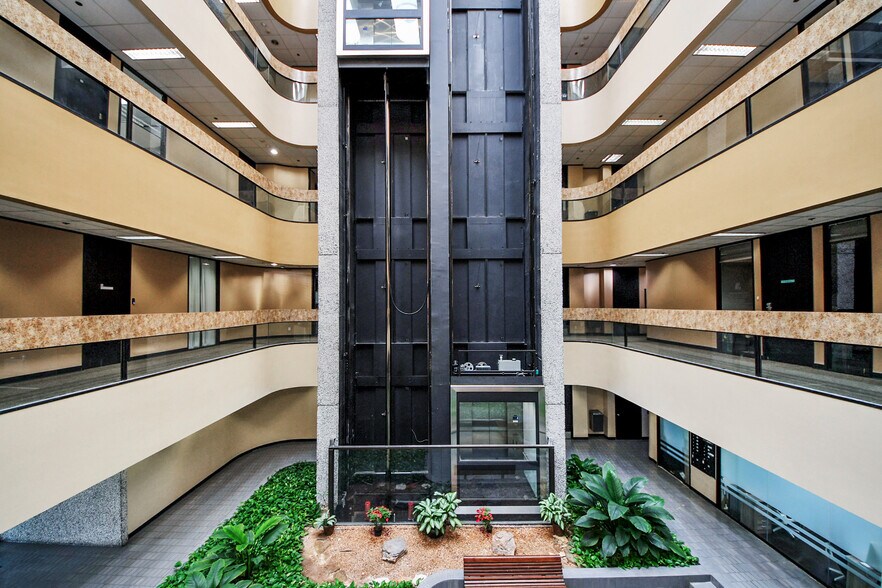 More Photos Of 6100 Corporate Dr, Houston Office For Sale