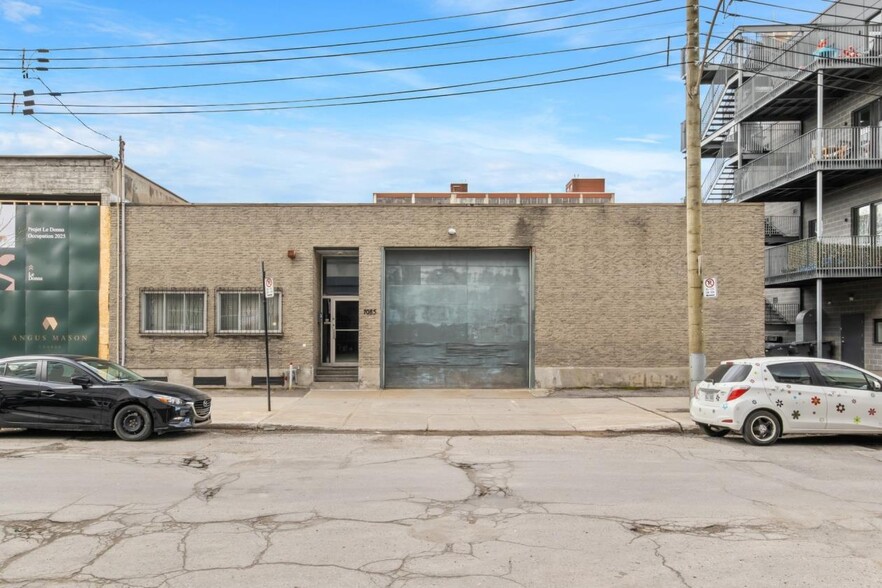 Primary Photo Of 7085 Rue Alexandra, Montréal Service For Sale