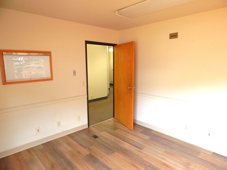 More Photos Of 272 Medical Loop, Roseburg Office For Sale