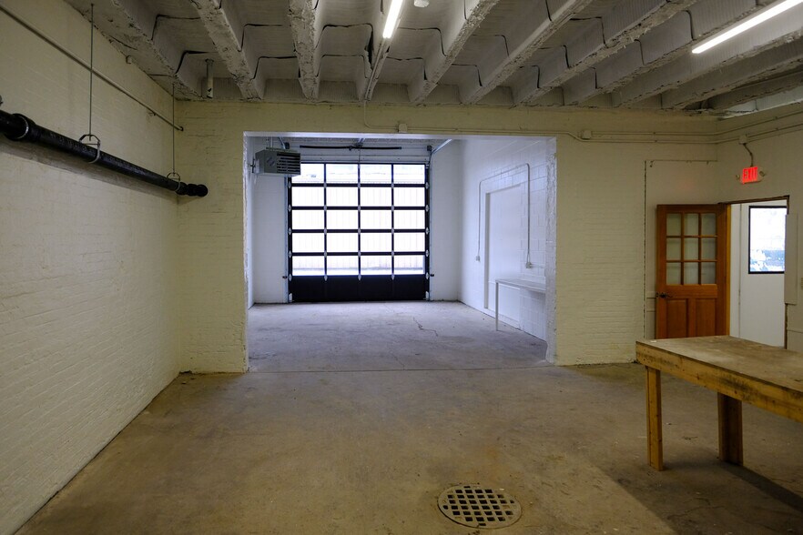 More Photos Of 408 W Main St, Benton Harbor Freestanding For Lease