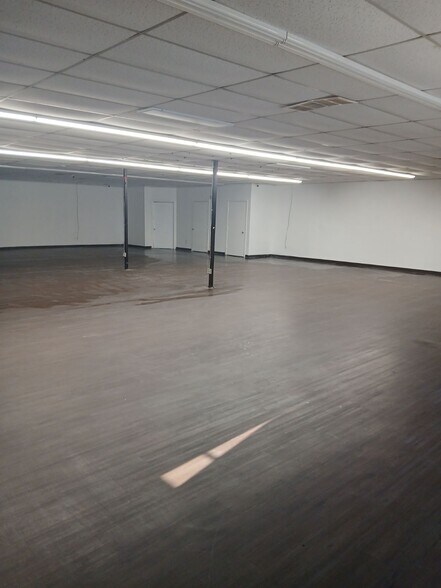 More Photos Of 6111 SRL Thornton Freeway, Dallas General Retail For Lease