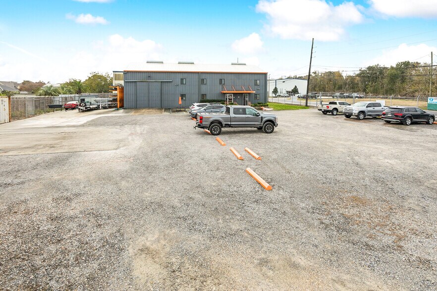More Photos Of 326 Almedia Rd, Saint Rose Warehouse For Lease