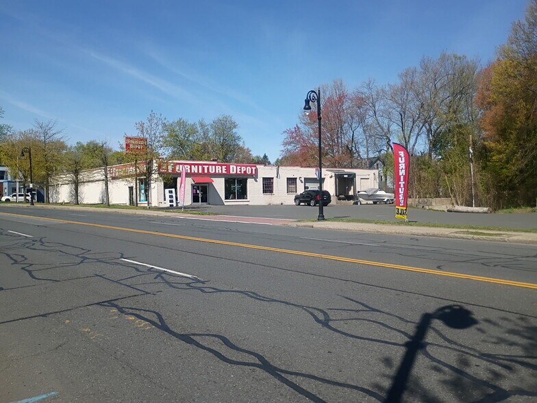 Primary Photo Of 1566 State St, Springfield Showroom For Lease