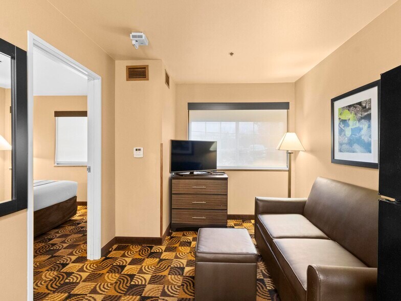 More Photos Of 1001 W College, Oak Creek Hotel For Sale