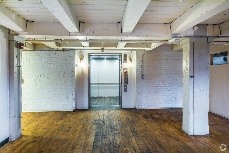 More Photos Of 409 S Main St, Memphis General Retail For Sale