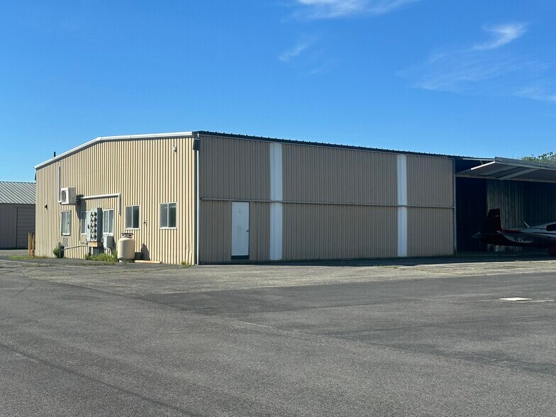 More Photos Of 10 Hangar Rd, Vineyard Haven Warehouse For Lease