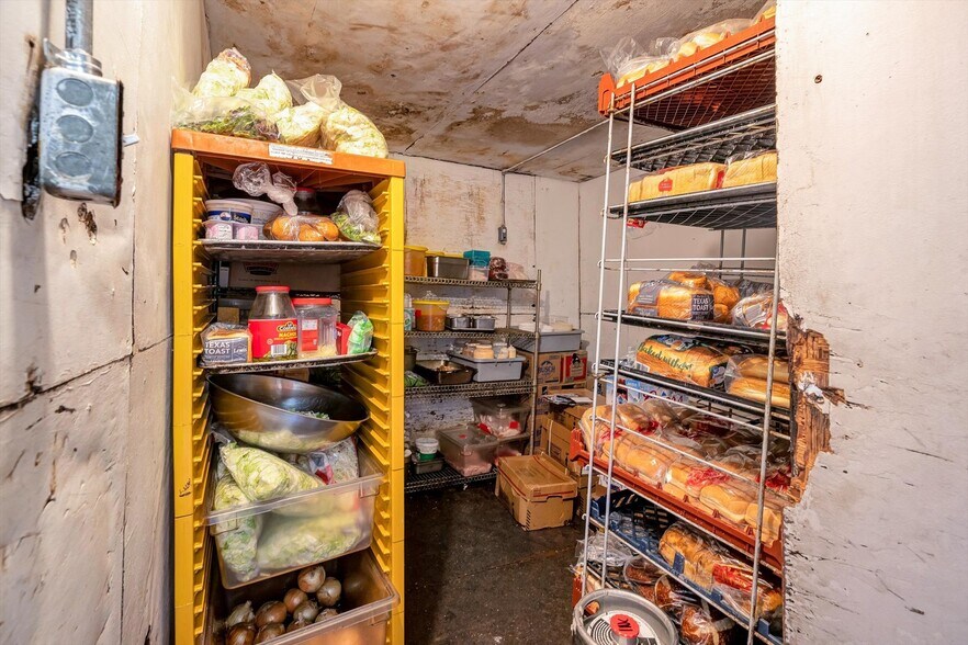 More Photos Of 108 S Old US Route 66, Hamel Restaurant For Sale