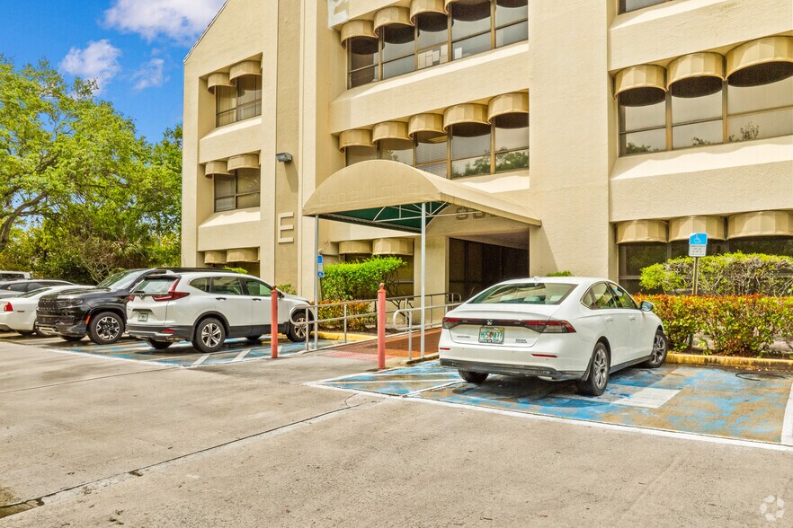 More Photos Of 900 SE Ocean Blvd, Stuart Office For Sale