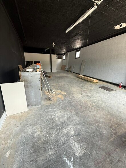 More Photos Of 430-436 W Commercial St, Springfield Storefront For Lease