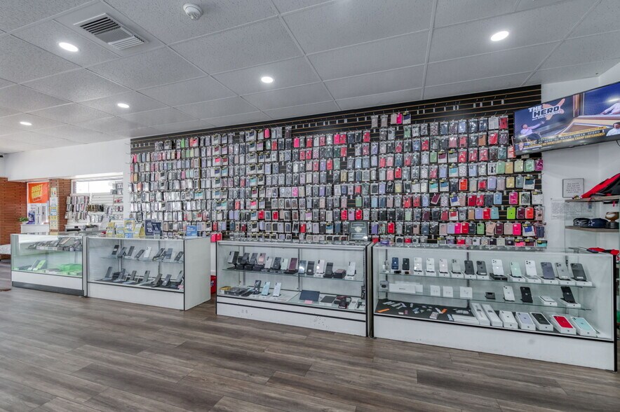 More Photos Of 101 N L St, Dinuba Storefront For Sale